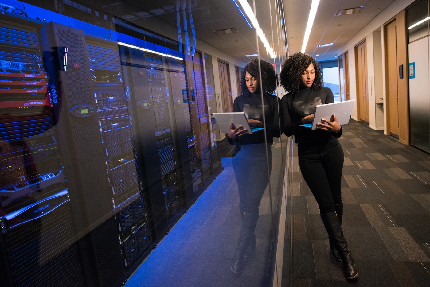 Servidores em rack iluminados por luz suave em data center corporativo